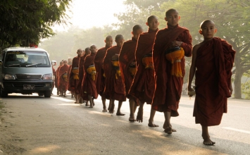 Chân trần viếng chùa Myanmar 